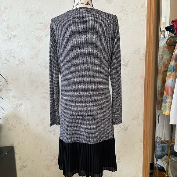 Michael Michael Kors versatile dress with a long sleeve. Size M - Picture 2 of 11